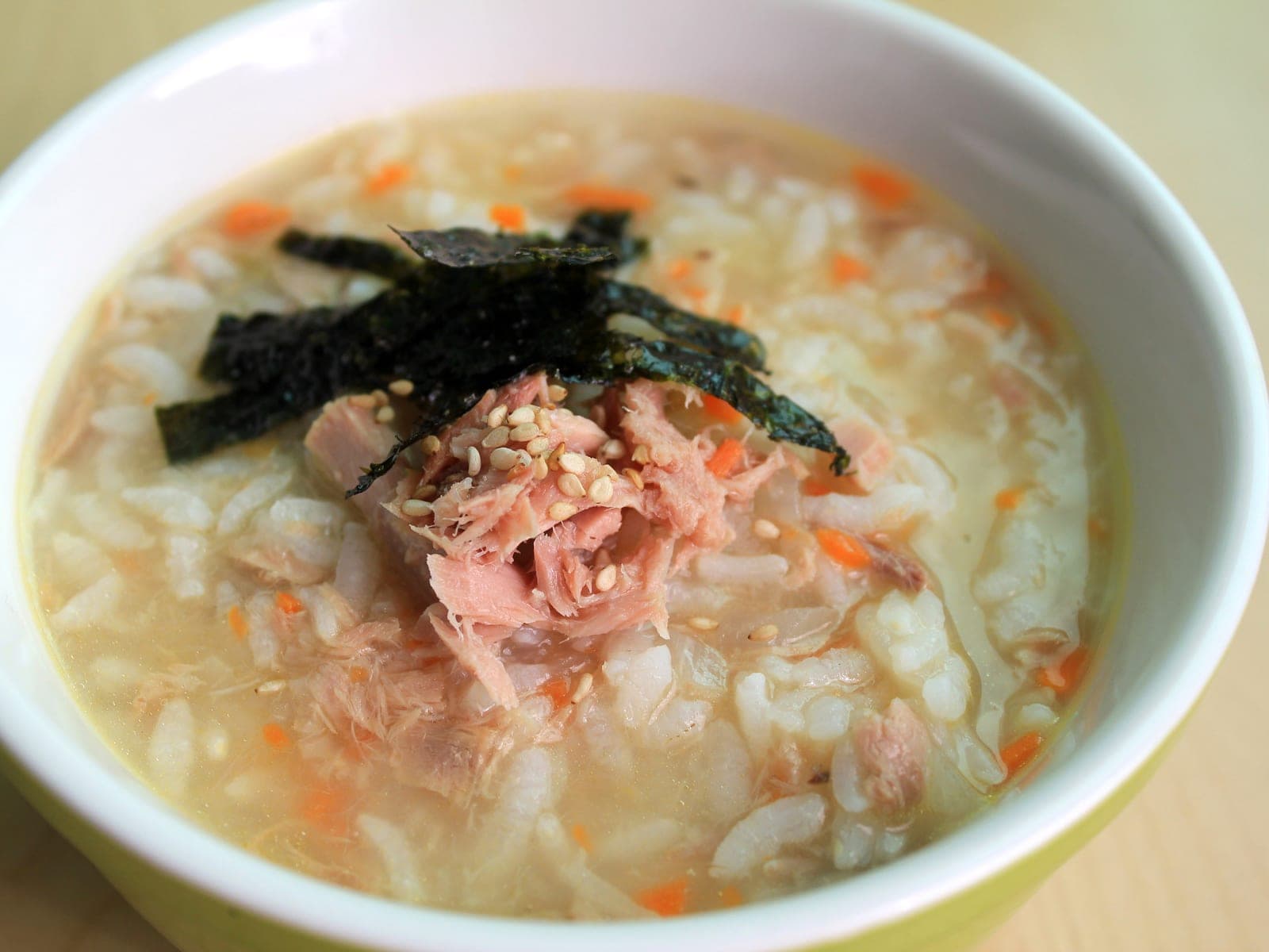 김가루와 참치를 올린 부드러운 흰죽 한 그릇