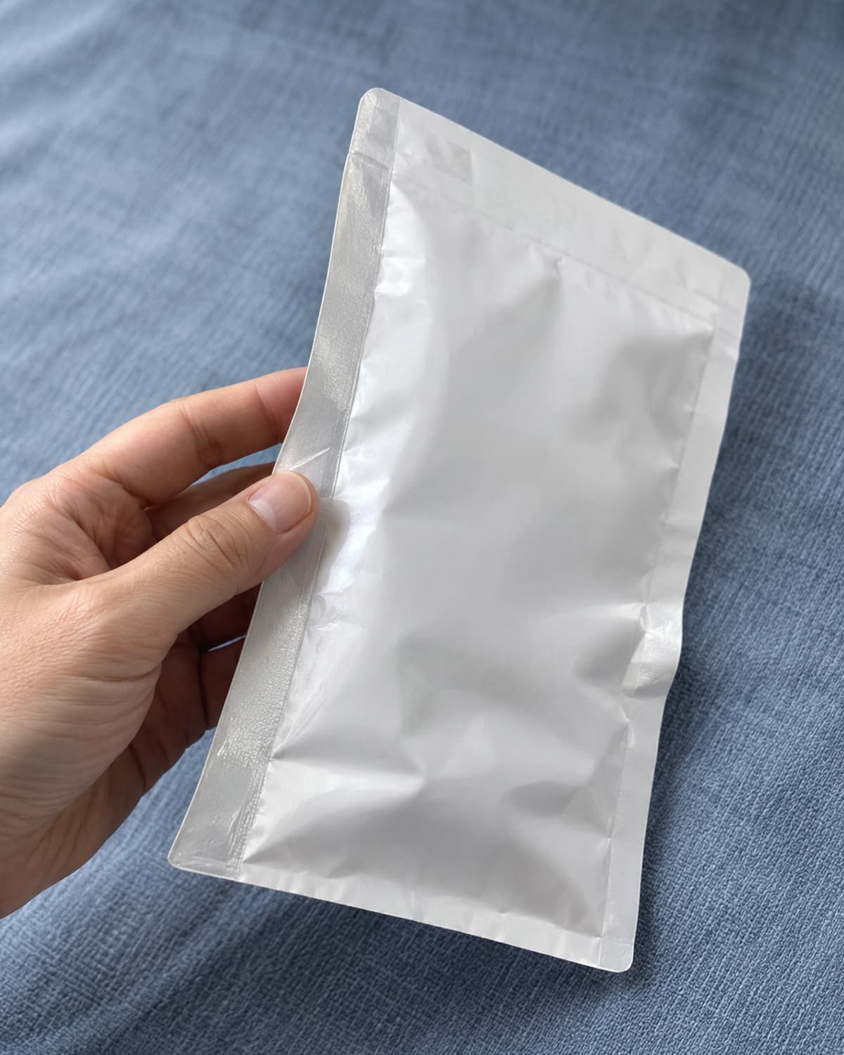 제품 포장을 옆면으로 돌리는 손