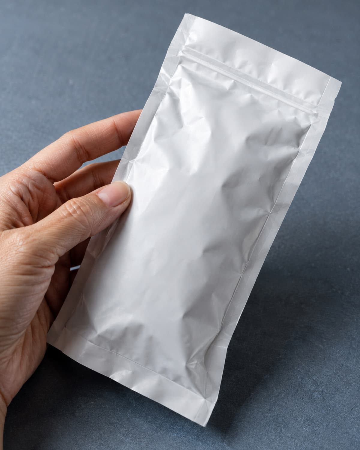밀봉 포장의 옆면을 돌리는 손