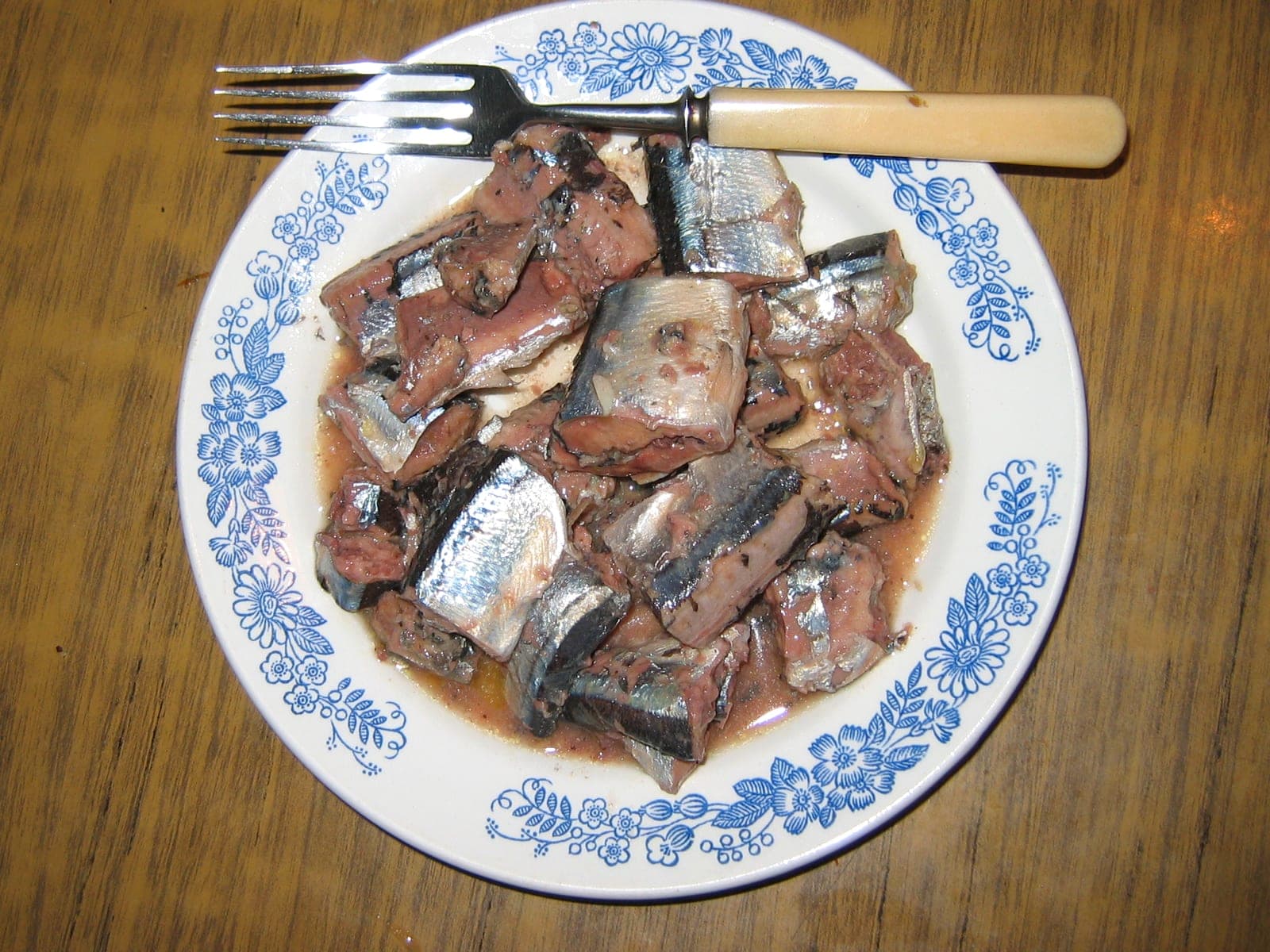 접시에 담은 꽁치 통조림 조각