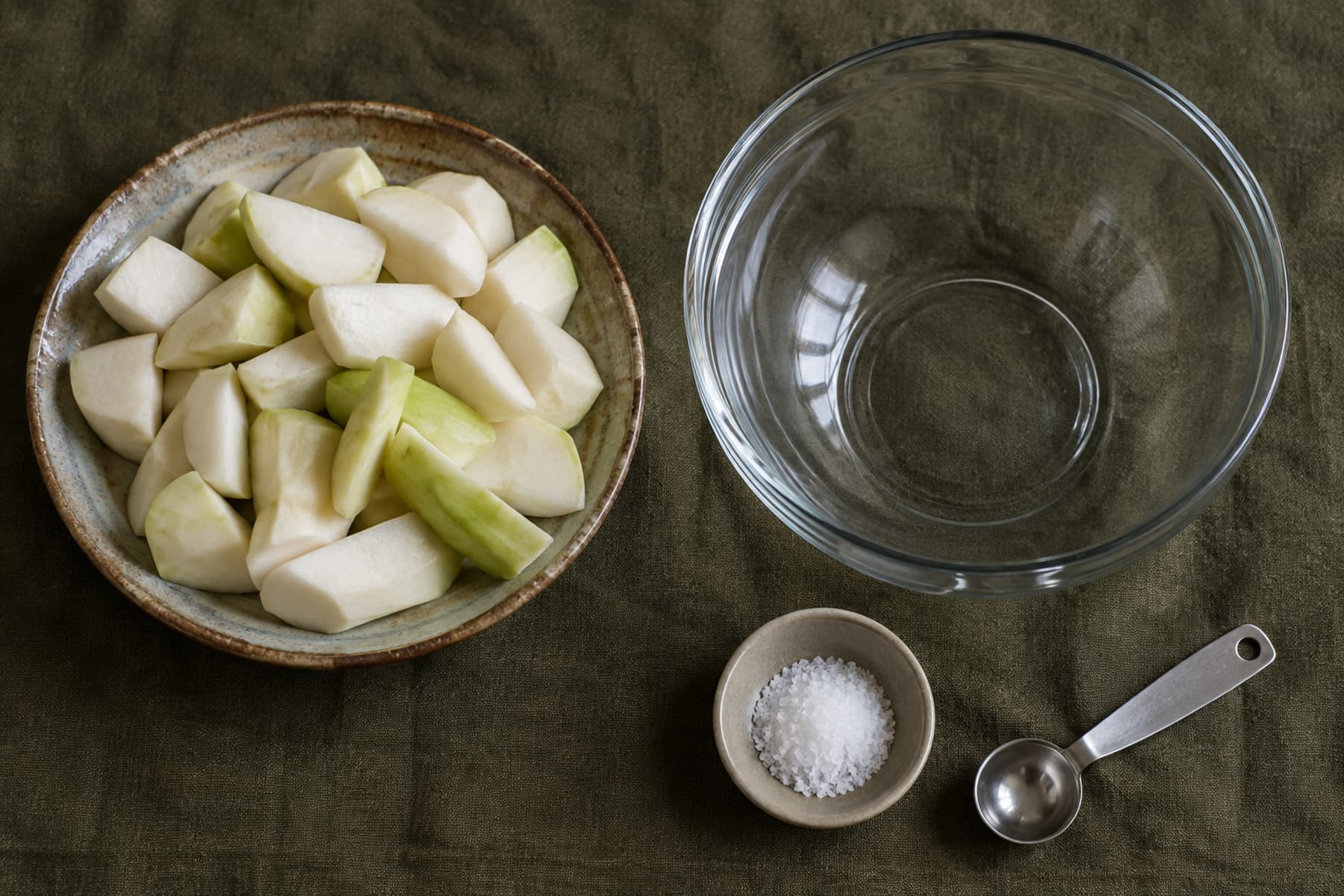 순무접시와 분리된 소금 종지
